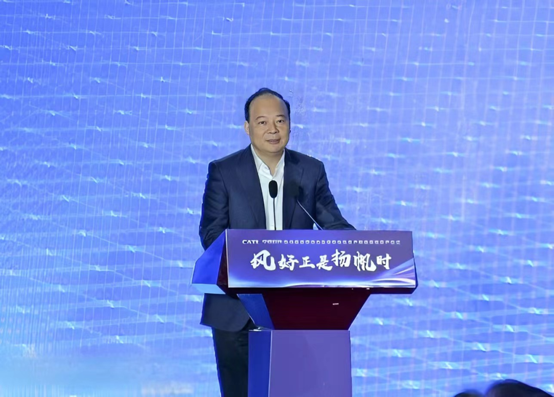 02-配文插图-恒峰g22董事长、总经理曾毓群发表致辞.png
